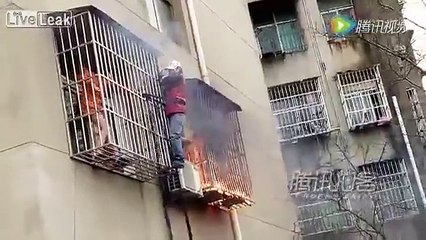 Cet homme va tout donner pour sauver la vie de cette femme prisonnière dans son appartement en feu