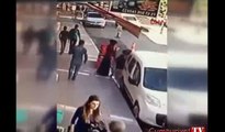 İki kız kardeşin sokak ortasındaki bıçaklı kavgası kamerada