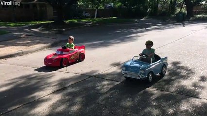 Voiture de course VS voiture de collection Papa a du gonfler le moteur!