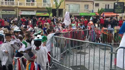 Le Grau d'Agde : Carnaval "des petits bâtisseurs" défilé du 25 avril 2017 film 1