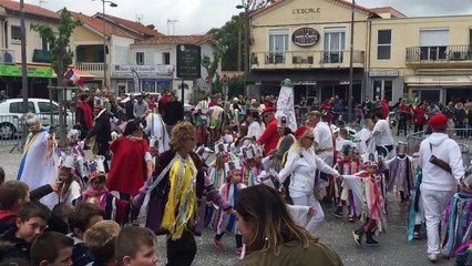 Le Grau d'Agde : Carnaval "des petits bâtisseurs" défilé du 25 avril 2017 film 3
