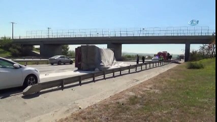 TEM Otoyolunda Un Yüklü Kamyon Devrildi