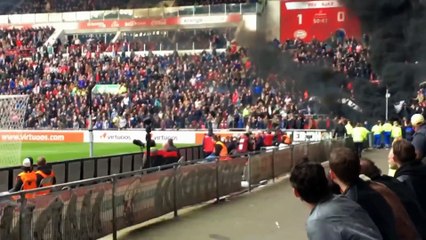 Un énorme nuage de fumée noire envahit le stade lors du choc entre le PSV et l'Ajax