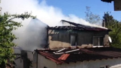 Kocaeli'de 2 Katlı Ahşap Ev Alev Alev Yandı