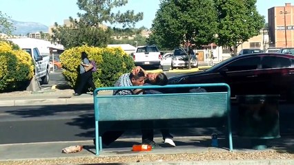 Ce drogué mord une femme dans la rue !!