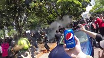 Offrir des Pepsi dans une émeute pour calmer les moeurs.. LOL