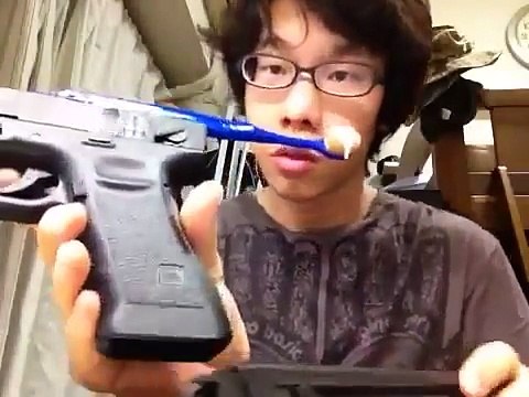 Se brosser les dents avec une mitrailleuse...