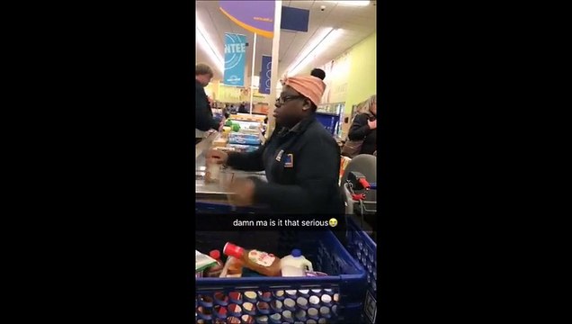 Cette caissière pourrait etre dans le livre des records... tellement rapide