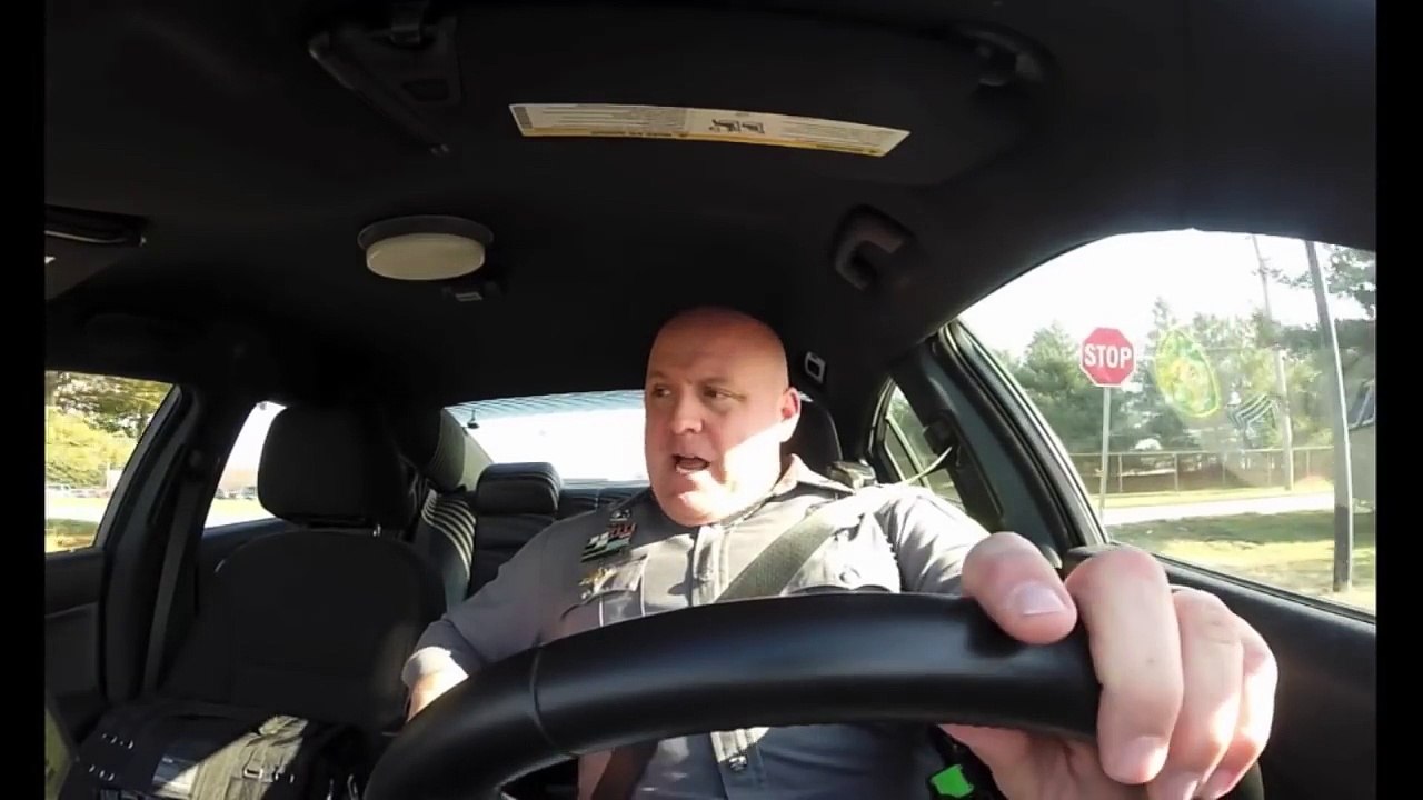 Un agent qui oublie qu’une caméra tourne dans sa voiture, voilà ce que ça donne ! Dur de ne pas éclater de rire….