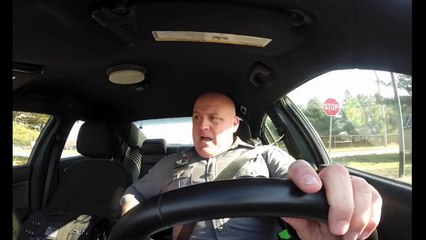 Un agent qui oublie qu’une caméra tourne dans sa voiture, voilà ce que ça donne ! Dur de ne pas éclater de rire….