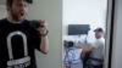 Prankster Spams Guitarist Roommate With &apos;Green Day&apos; Song