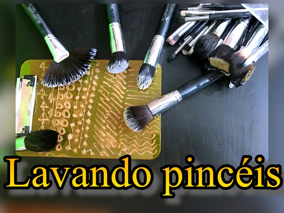 lavando pinceis de maquiagem