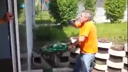 HOMEM TENTA BEBER CERVEJA NA BRITADEIRA E OLHA NO QUE DEU!!!!