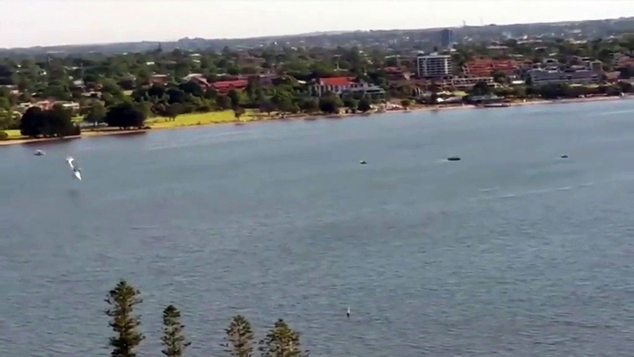 Australie : un avion s'abîme dans un fleuve devant des milliers de spectateurs