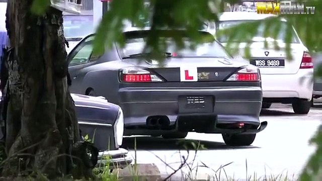 Une pilote professionnelle piège des moniteurs d'auto-école