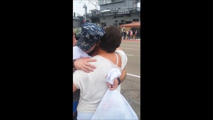 Ce marin américain qui rentre de sa base navale ne savait pas que son épouse était enceinte ! Regardez sa réaction lorsq