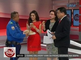 24 Oras: Traffic enforcer na suma-sideline sa pagtitinda ng kakanin, hinangaan ng marami