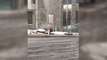 Un homme enchaîne les chutes sur un trottoir gelé