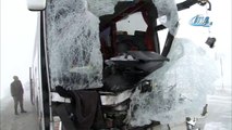 Yolcu otobüsü tıra çarptı: 1 ölü, 10 yaralı