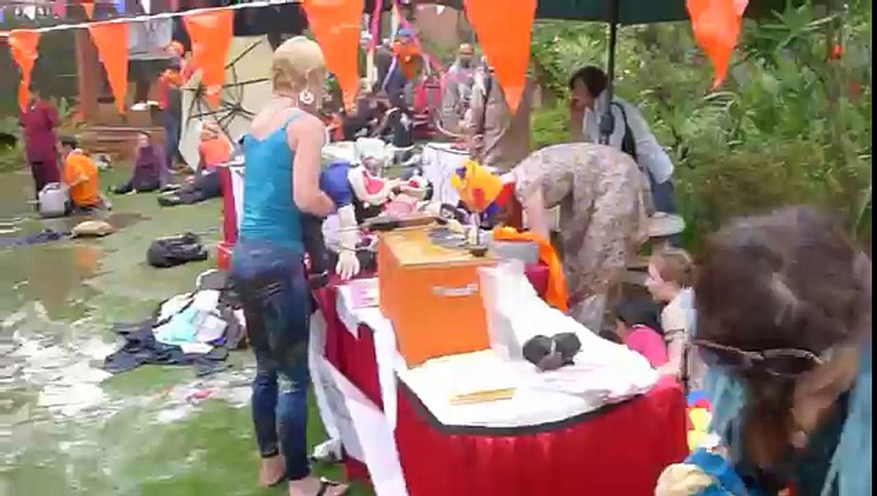 Arriva il terremoto durante la festa. Guardate cosa accade alla piscina!