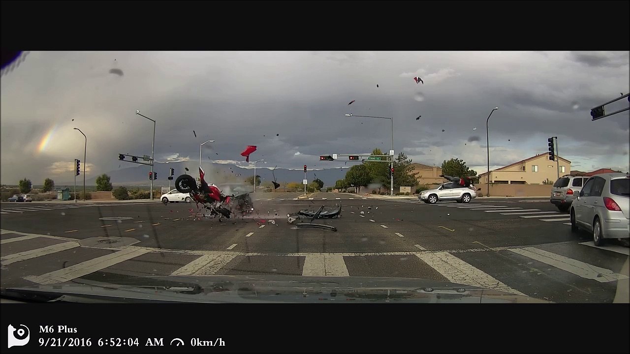 Motard percuté de face par une voiture, choc ultra violent