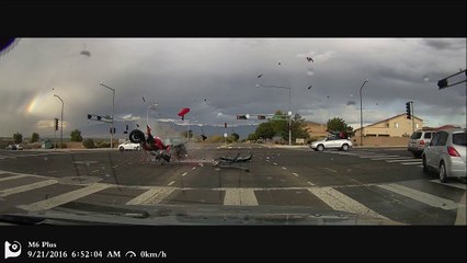 Motard percuté de face par une voiture, choc ultra violent