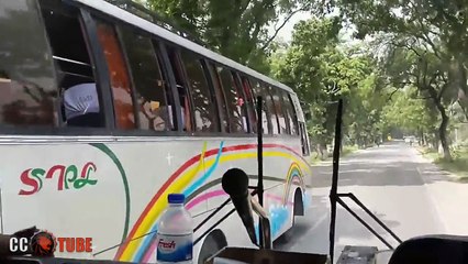 Скачать видео: Ces 2 chauffeurs de bus font la course au milieu de la circulation... Pure folie