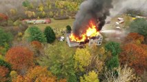Un drone filme l'incendie impressionnant d'une maison