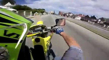 Ce motard tente un Wheelie et s'éclate au sol!