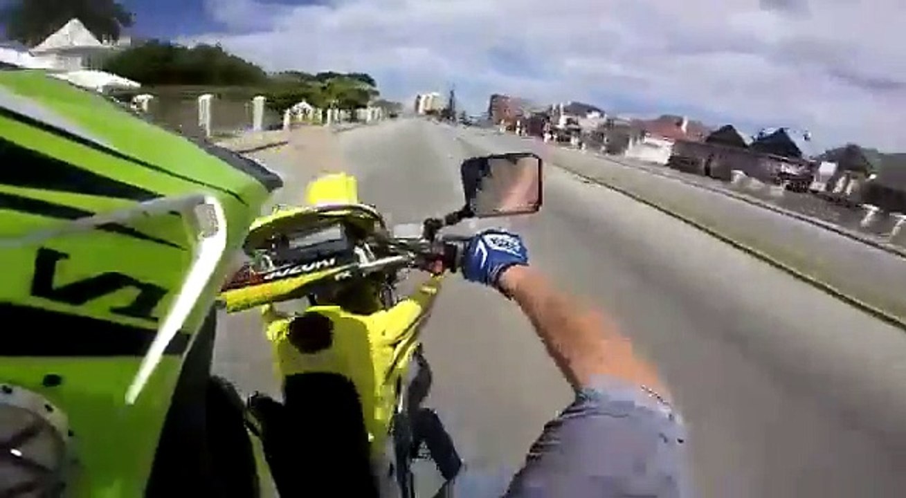 Ce motard tente un Wheelie et s'éclate au sol!