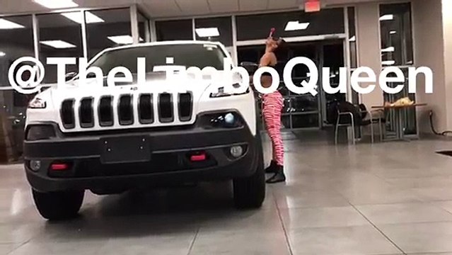 Elle fait du Limbo sous un 4x4