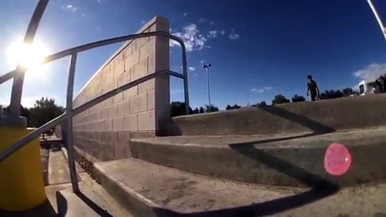 Chute bien douloureuse en Skate. Tête sur le bitume
