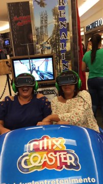 Cette maman s'essaie à la réalité virtuelle - Petit tour de manège à sensations