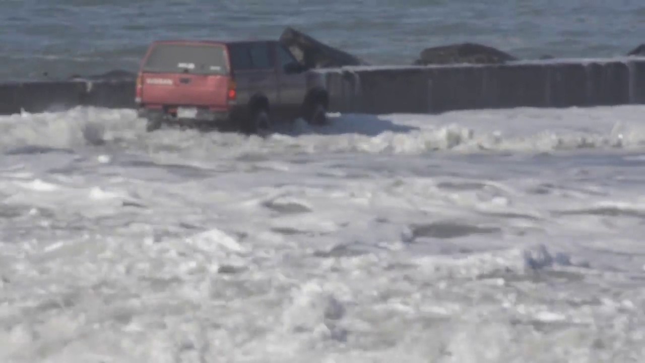 Ce débile pense pourvoir rouler avec son 4x4 sur une jetée en pleine tempête... Mauvaise idée