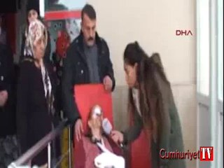 Yaşlı kadın komşuları tarafından dövüldü