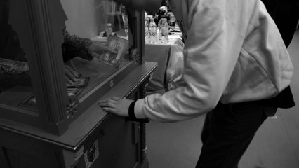 La diseuse de bonne aventure en backstage du défilé Dior