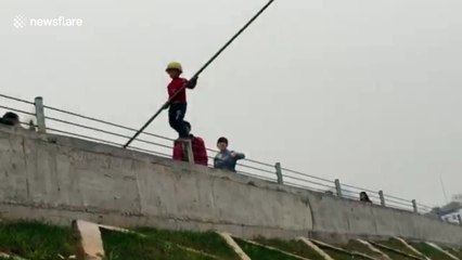 Dad teaches five-year-old son how to tightrope walk
