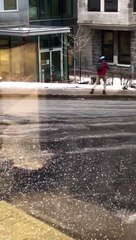 Un homme enchaîne les chutes sur un trottoir gelé