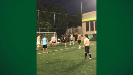Safadão mostra faro de artilheiro e faz belo gol em pelada com os amigos