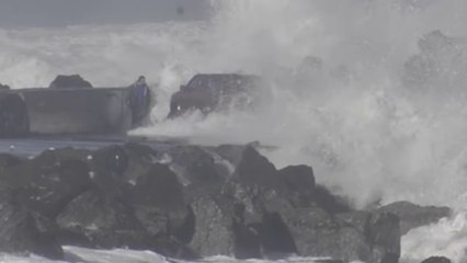 Il roule sur une jetée avec de fortes vagues, il se fait hélitreuiller