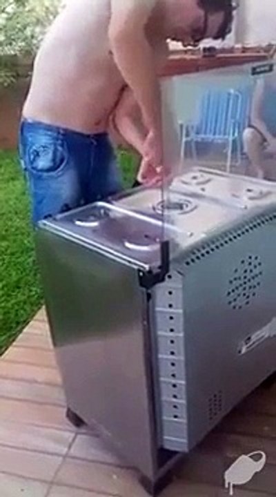 Un couple entend des bruits étranges dans la cuisinière du jardin !