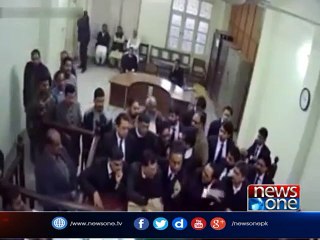 Fight between lawyers inside Lahore court room