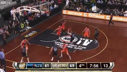 Chocante: olho de basquetebolista sai da órbita durante jogoChocante: olho de basquetebolista sai da órbita durante jogo