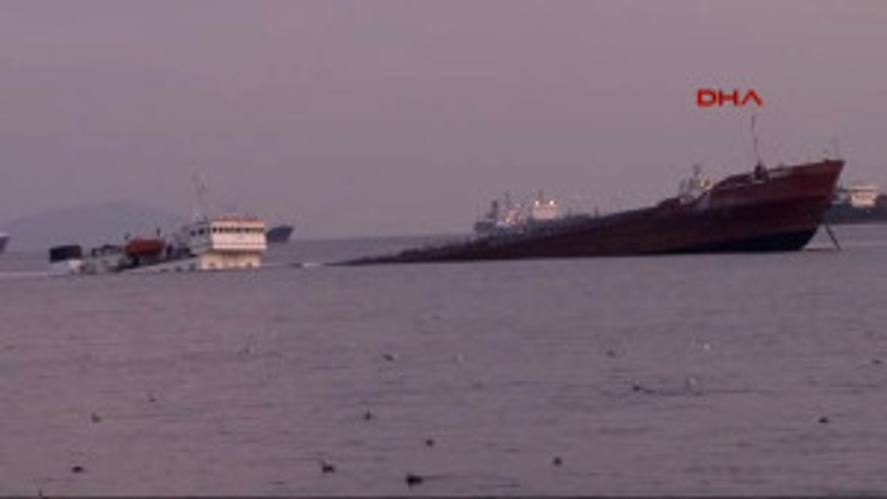 Zeytinburnu Açıklarında Demirleyen Kuruyük Gemisi Batmaya Başladı