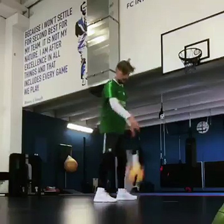 Ionuț Radu, le gardien de foot milanais fait le génie en Basketball.