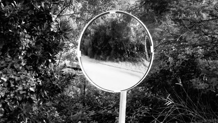 Vieillesse étreinte dans un châle brûlant.