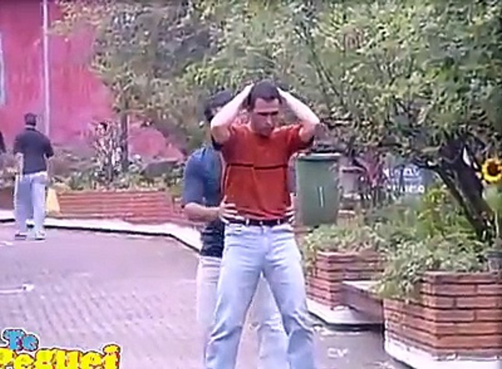 Abordagem , mão na cabeça