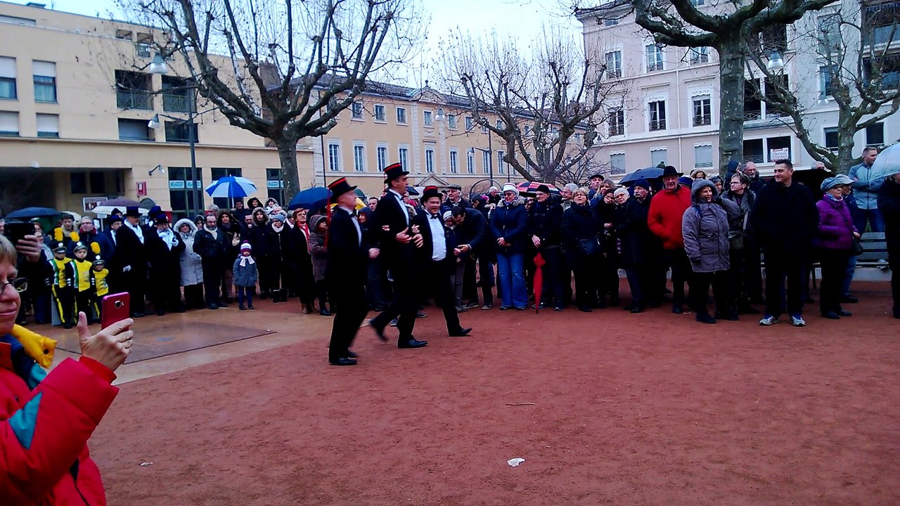 Les Sans pistons d'Eloyes, place des Arts à Villefranche