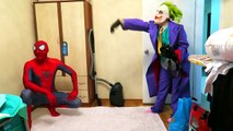 Человек-паук против Джокера л Джокер фотографировать Спайдермена удовольствие супергерой в реальной жизни