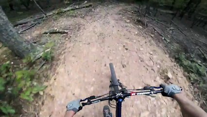 Un homme fait une chute impressionnante en vélo !